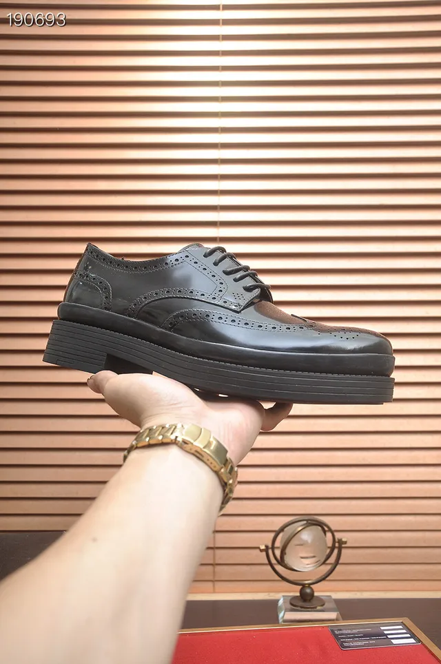 Prada Brogue Wingtip Preto com Acentos de Couro Patent Glossy 7