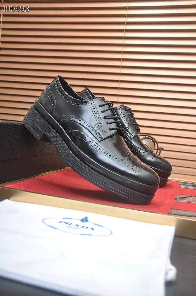 Prada Brogue Wingtip Preto com Acentos de Couro Patent Glossy 8