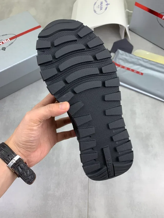 Sneakers Lifestyle Prada Cloudbust Noir Or Cuir Supérieur Semelle Chunky Plateforme 2