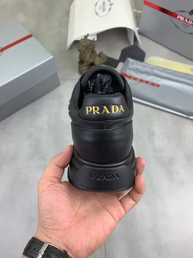 Sneakers Lifestyle Prada Cloudbust Noir Or Cuir Supérieur Semelle Chunky Plateforme 3