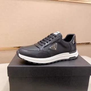 Prada Cloudbust Sneakers Lifestyle en Cuir Superior Noir et Blanc avec Logo Triangulaire Métallique