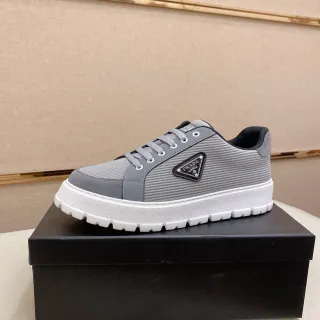 Prada Cloudbust حذاء رياضي أسلوبي رمادي أبيض أعلى نيلون مطرز لوحة شعار معدنية مثلثة