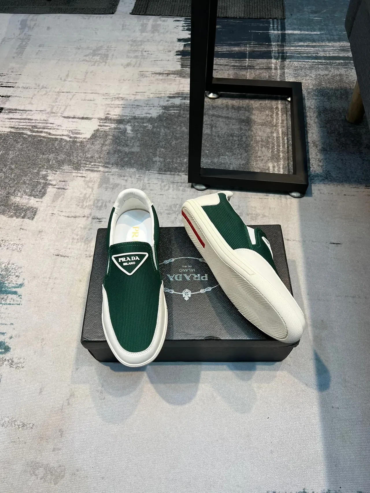 Prada Cloudbust Sneakers Lifestyle Vert Blanc en Maille et Cuir Slip-On 4