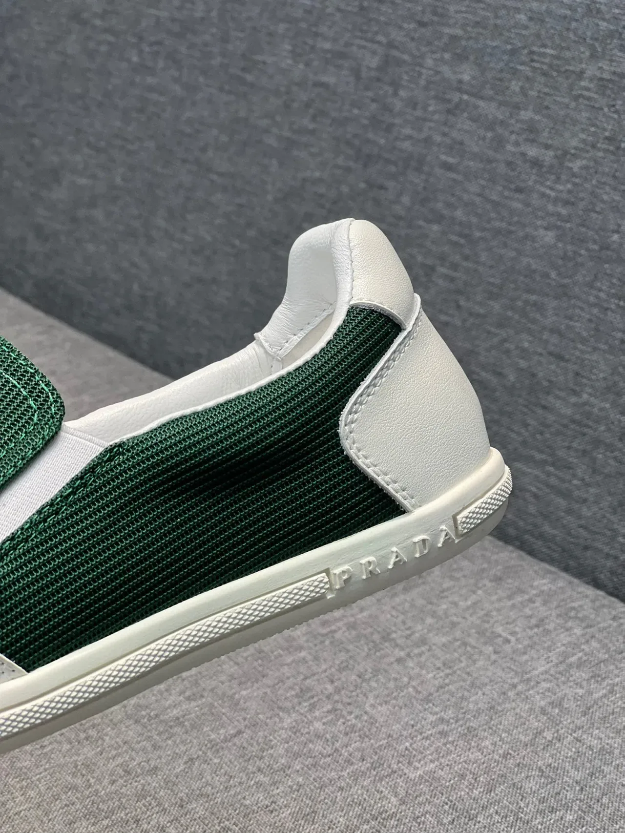 Prada Cloudbust Sneakers Lifestyle Vert Blanc en Maille et Cuir Slip-On 8