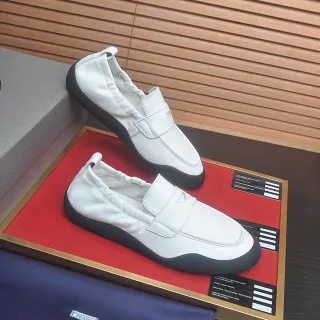 Prada Cloudbust Loafer Cuero blanco Suela negra Mocasines