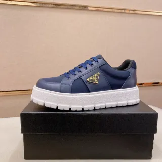 Prada Cloudbust नेवी और सफेद पैनल वाला लेदर अपर गोल्ड-टोन त्रिकोणीय लोगो चंकी स्नीकर्स