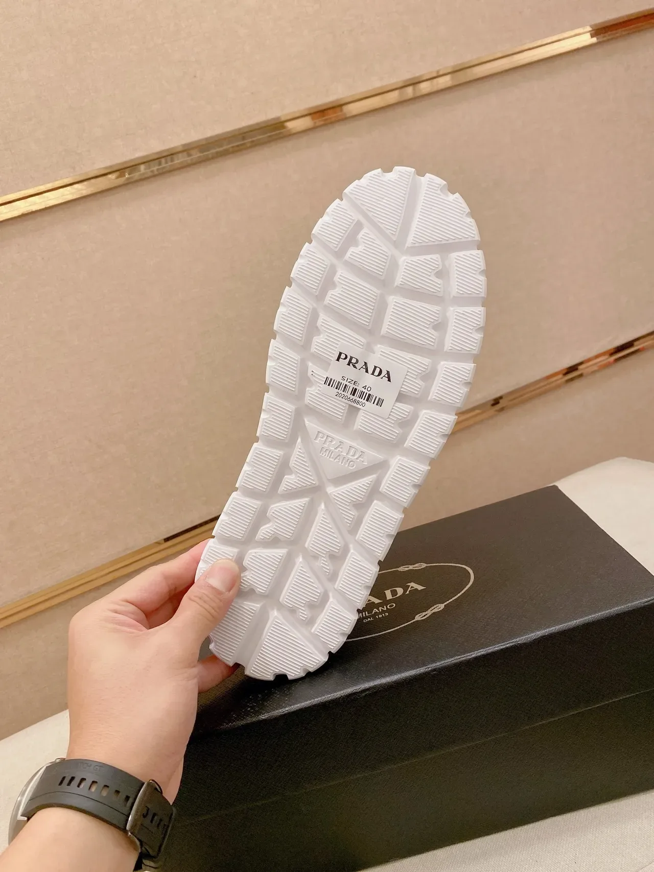 Prada Cloudbust नेवी और सफेद पैनल वाला लेदर अपर गोल्ड-टोन त्रिकोणीय लोगो चंकी स्नीकर्स 2