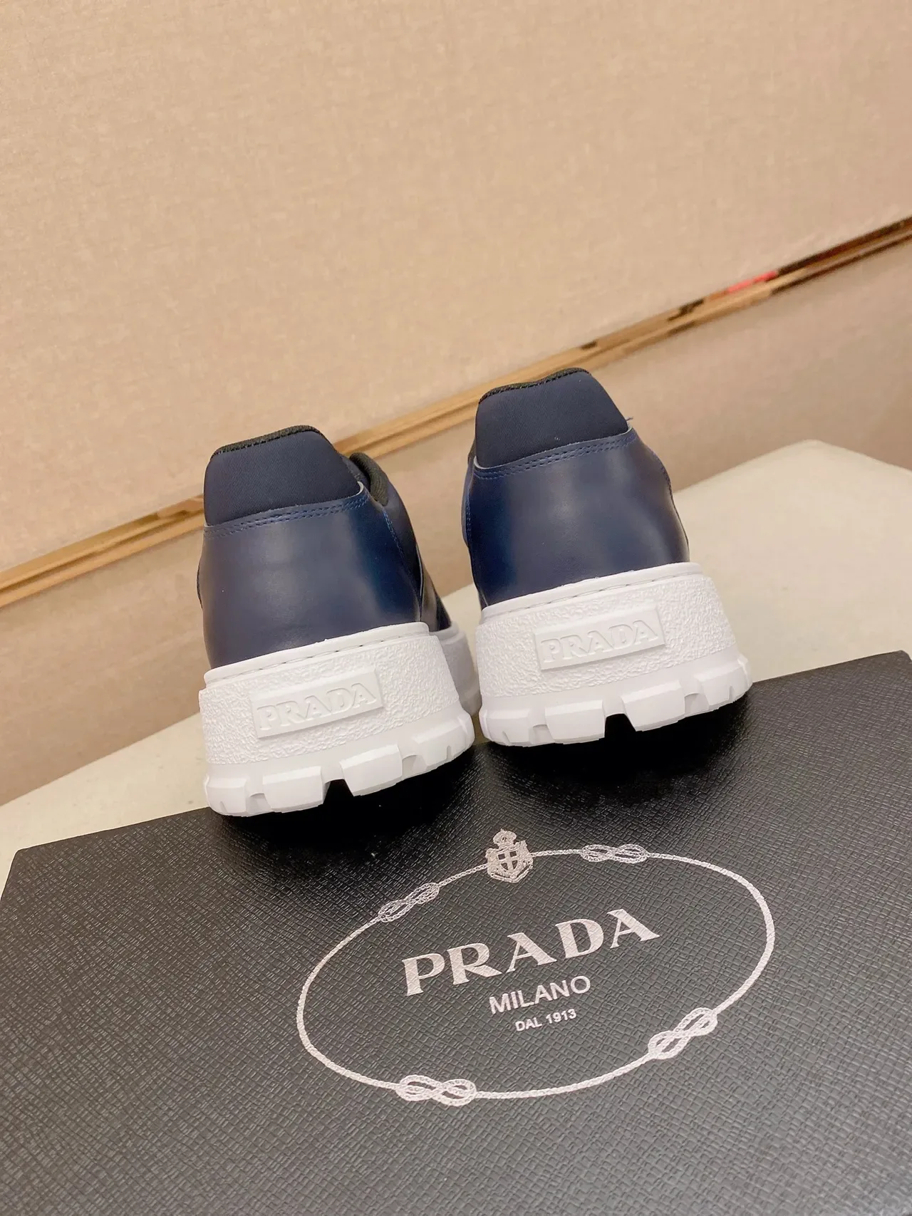 Prada Cloudbust नेवी और सफेद पैनल वाला लेदर अपर गोल्ड-टोन त्रिकोणीय लोगो चंकी स्नीकर्स 3
