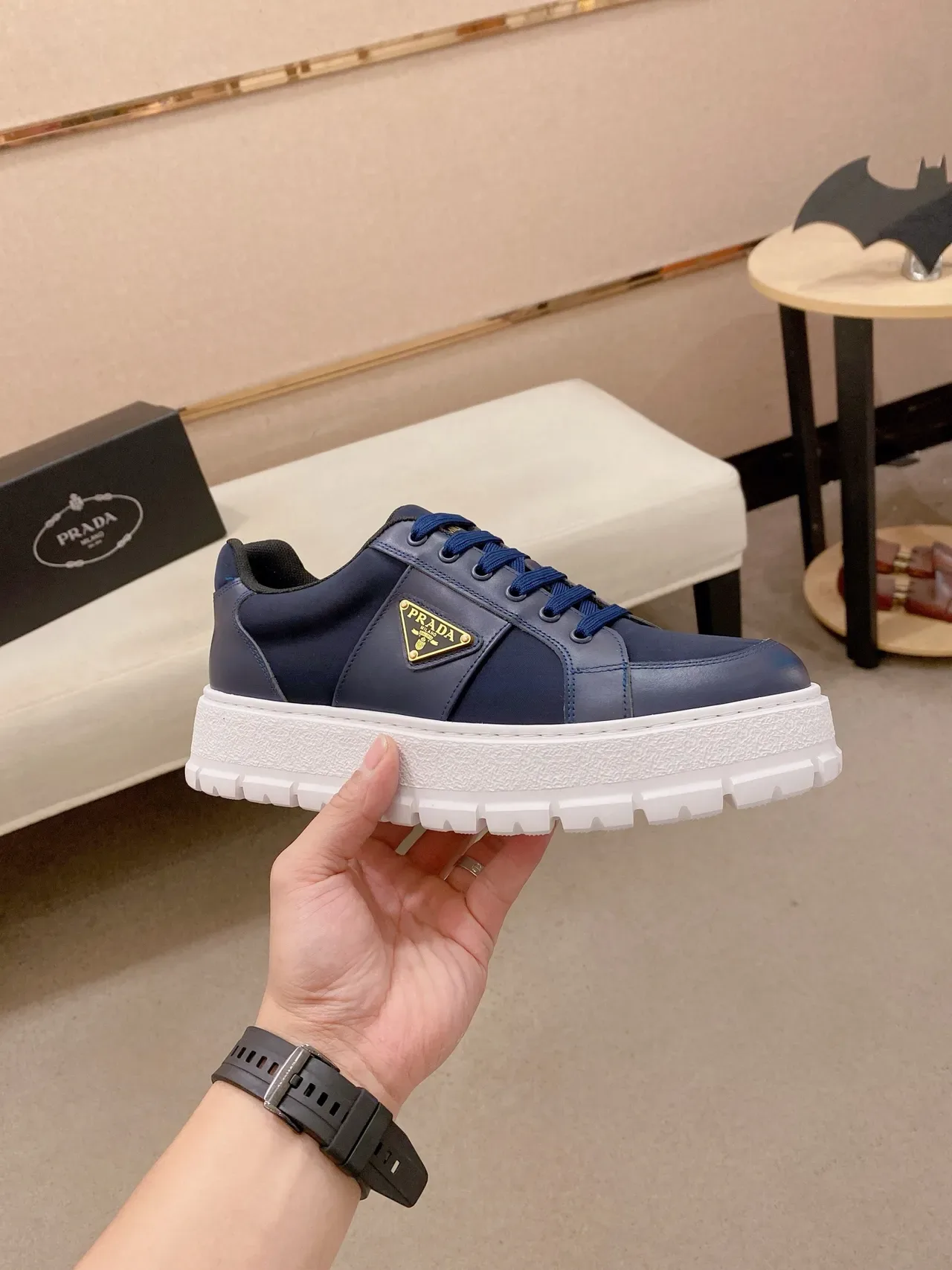 Prada Cloudbust नेवी और सफेद पैनल वाला लेदर अपर गोल्ड-टोन त्रिकोणीय लोगो चंकी स्नीकर्स 4