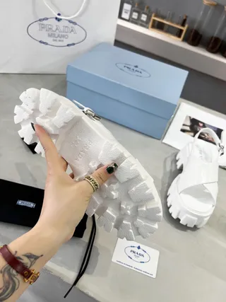 Prada Cloudbust सफेद मोटी लुग सोल कैजुअल सैंडल 2