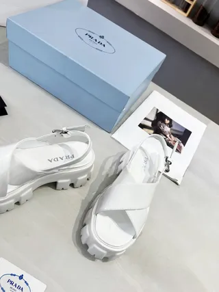 Prada Cloudbust सफेद मोटी लुग सोल कैजुअल सैंडल 3