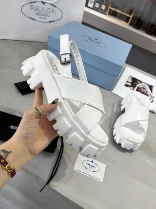 Prada Cloudbust सफेद मोटी लुग सोल कैजुअल सैंडल 4