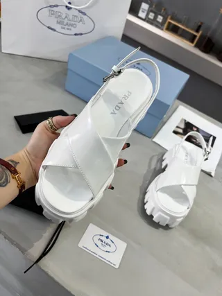 Prada Cloudbust सफेद मोटी लुग सोल कैजुअल सैंडल 8