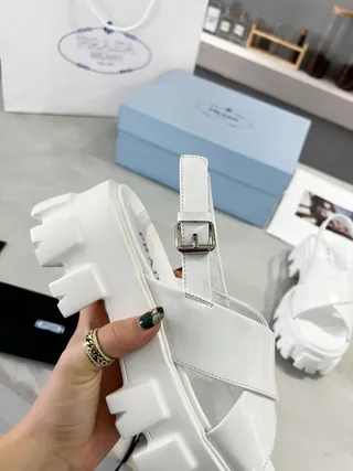 Prada Cloudbust सफेद मोटी लुग सोल कैजुअल सैंडल 9