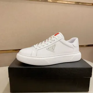 حذاء برادا كلاودبوست أبيض أحمر جلد لوحة شعار مثلثي أسلوب حياة