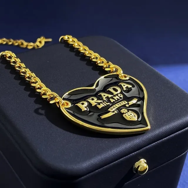 Prada قلادة قليب القلب أسود وأحمر مينا سلسلة ذهبية 5