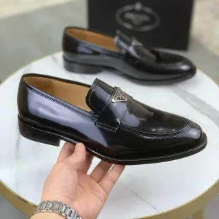 Prada Loafer Noir Beige Cuir Verni Brillant Placa Logo Métal Loafer