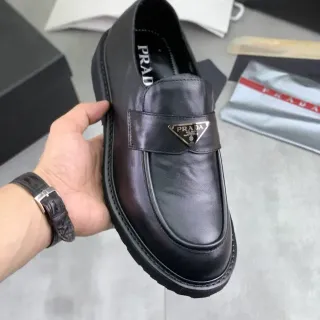 Prada Loafer Cuir Noir Plaque Triangulaire Métal