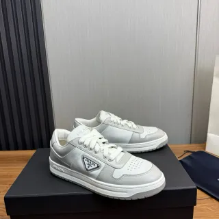 Prada Re-Edition 2005 Zapatillas Lifestyle de Cuero Gris Claro