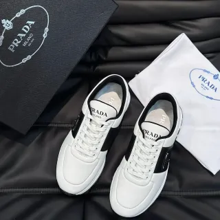 Prada Sneakers Lifestyle en Cuir Blanc et Noir avec Rayure Latérale
