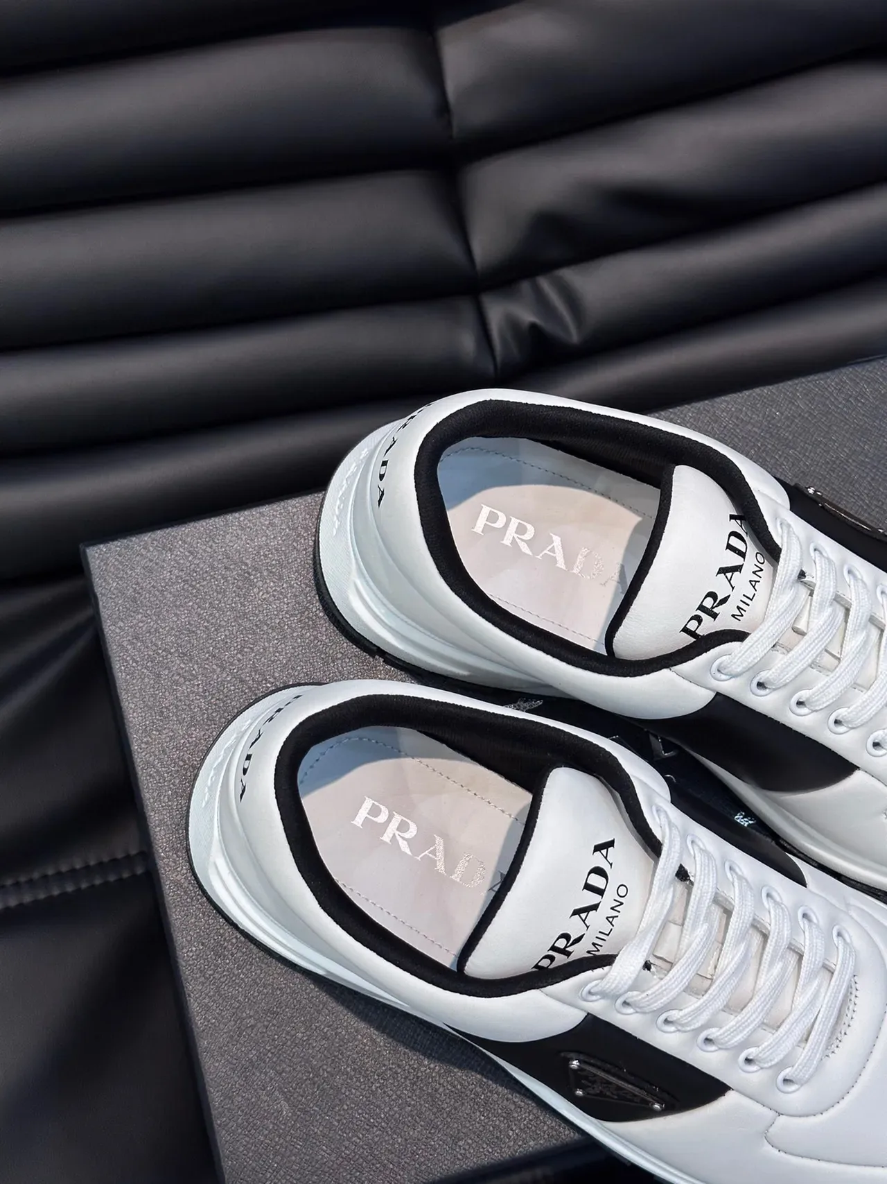 Prada Sneakers Lifestyle en Cuir Blanc et Noir avec Rayure Latérale 3