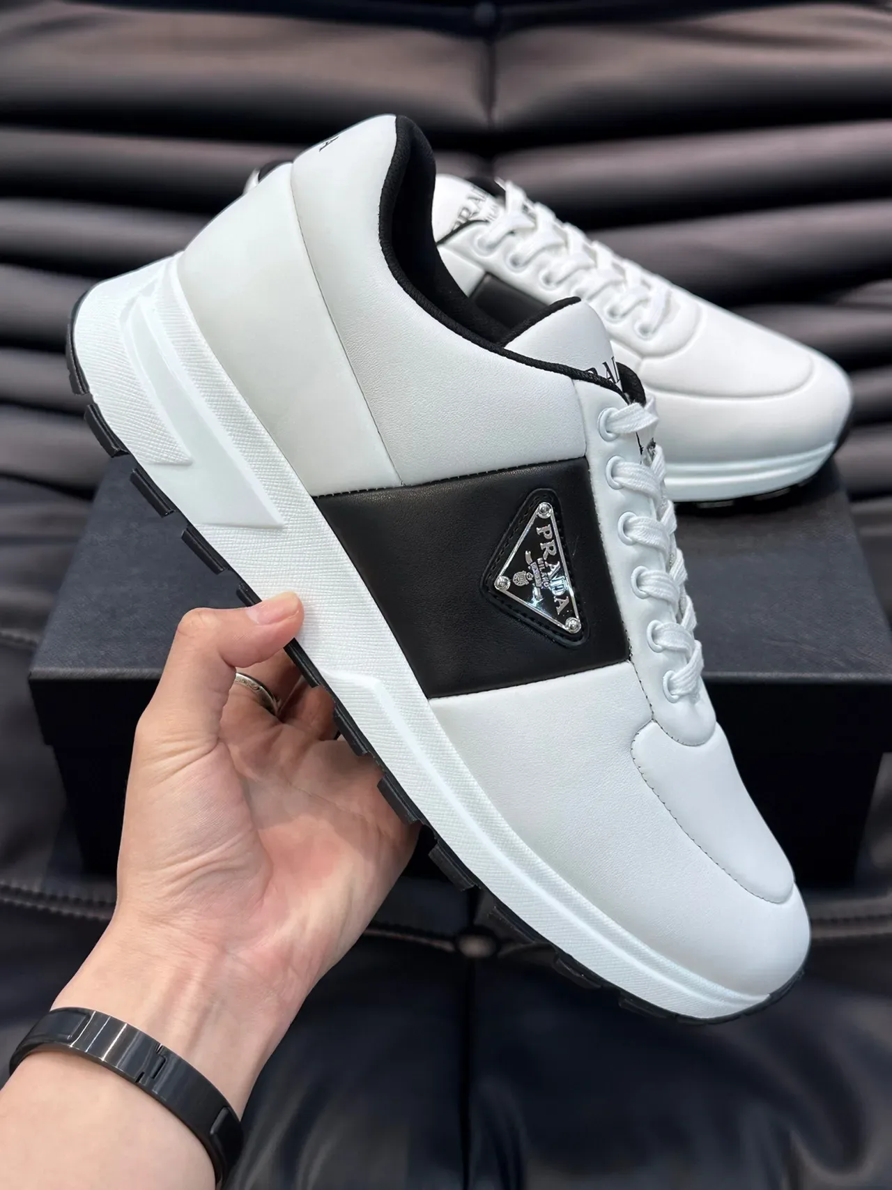 Prada Sneakers Lifestyle en Cuir Blanc et Noir avec Rayure Latérale 4