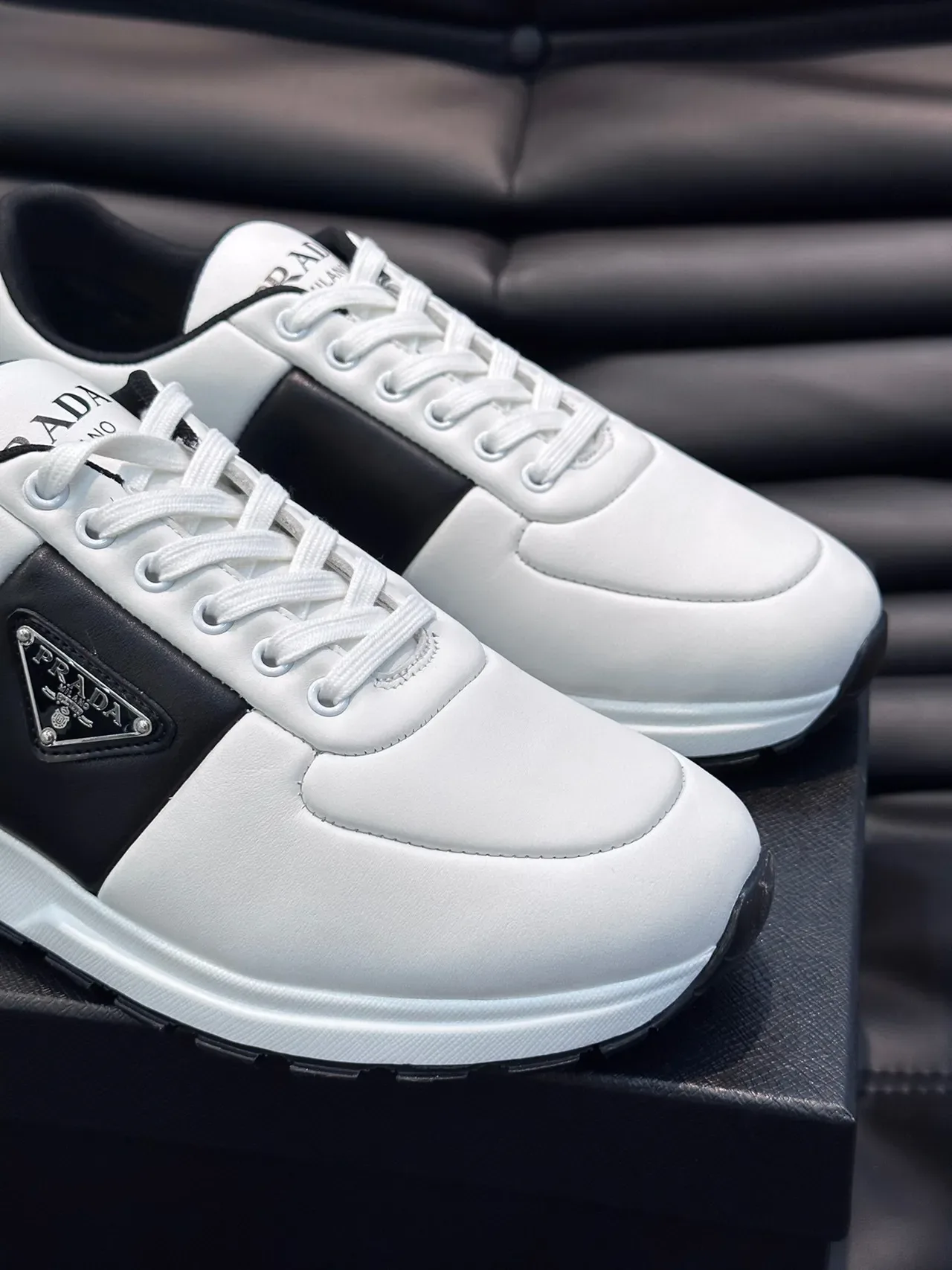 Prada Sneakers Lifestyle en Cuir Blanc et Noir avec Rayure Latérale 5