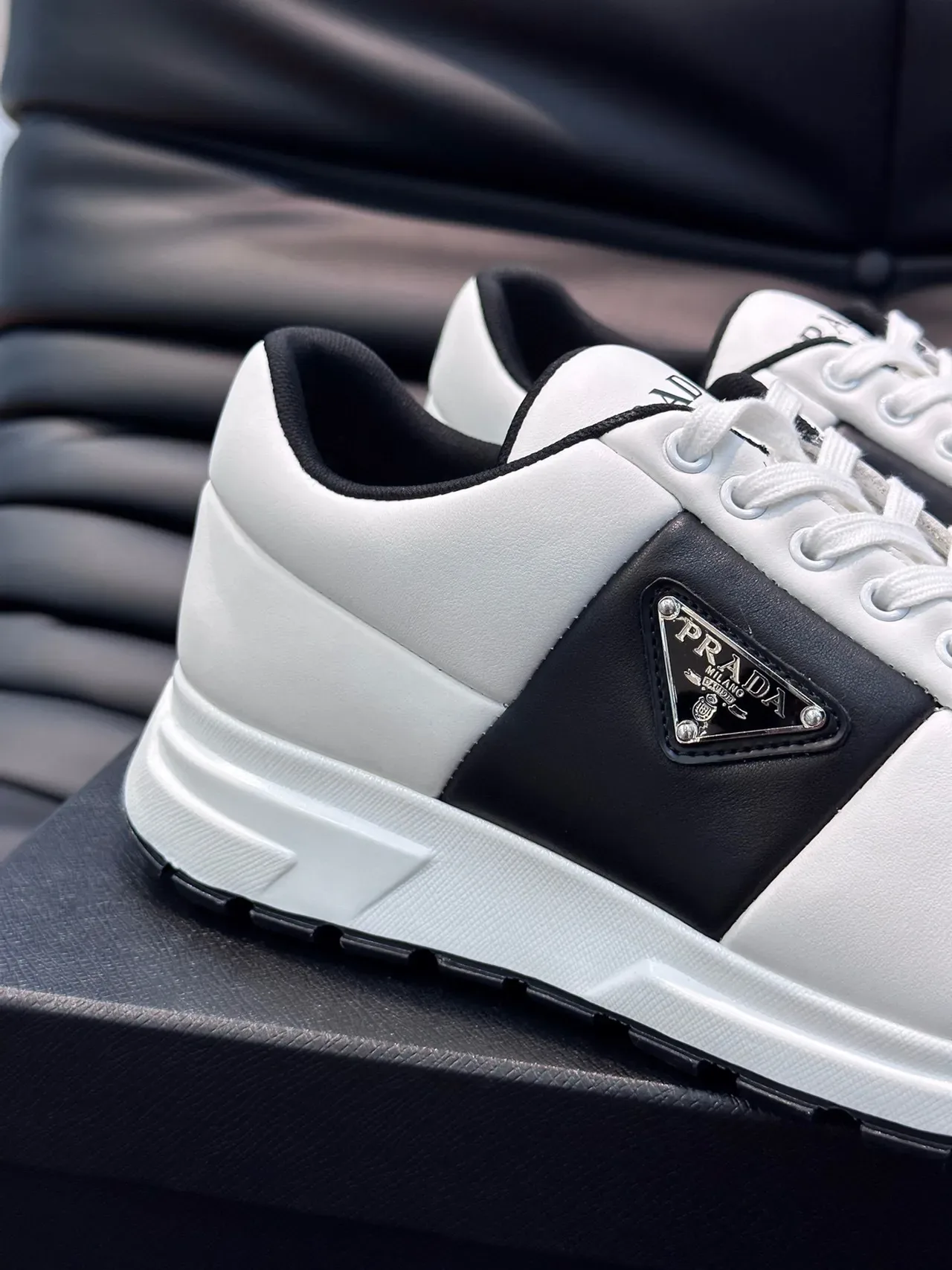 Prada Sneakers Lifestyle en Cuir Blanc et Noir avec Rayure Latérale 6