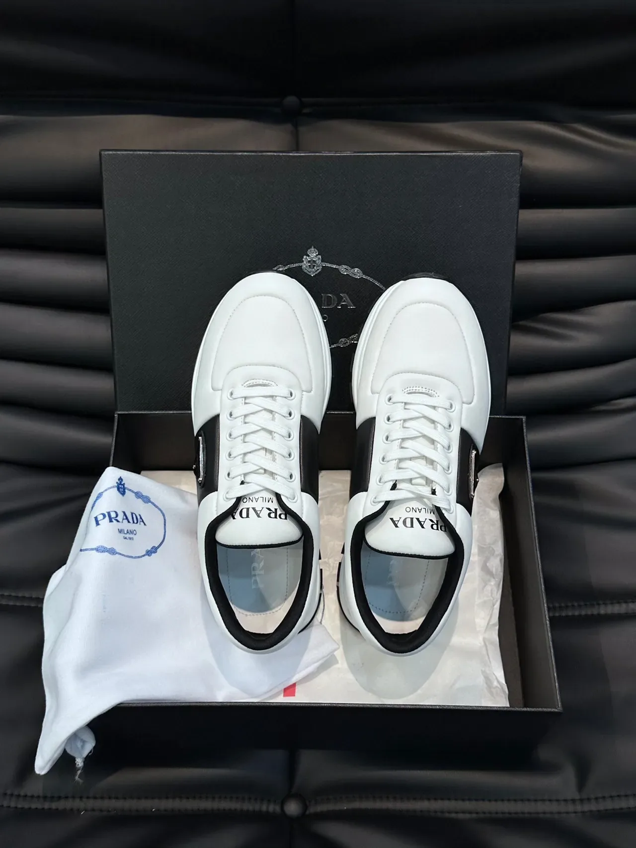 Prada Sneakers Lifestyle en Cuir Blanc et Noir avec Rayure Latérale 7
