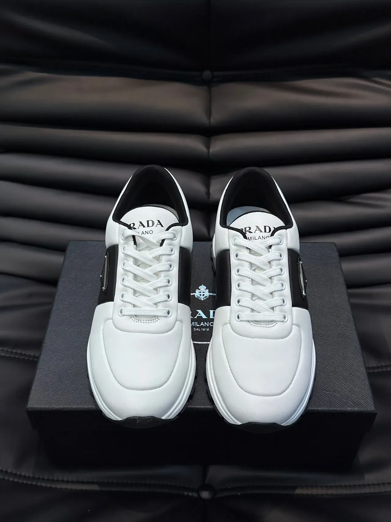 Prada Sneakers Lifestyle en Cuir Blanc et Noir avec Rayure Latérale 8