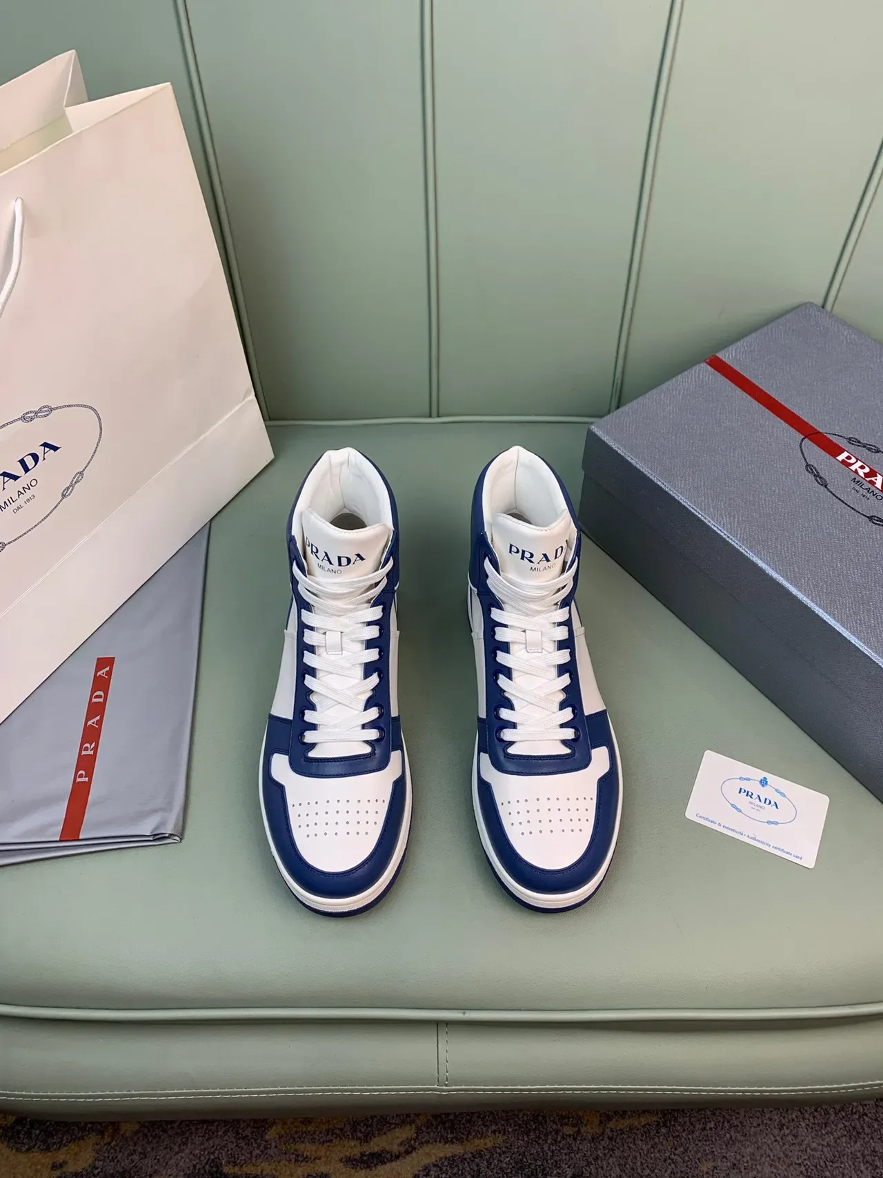 Prada Sneakers Lifestyle en Cuir Blanc Navy High-Top Color-Blocked 9