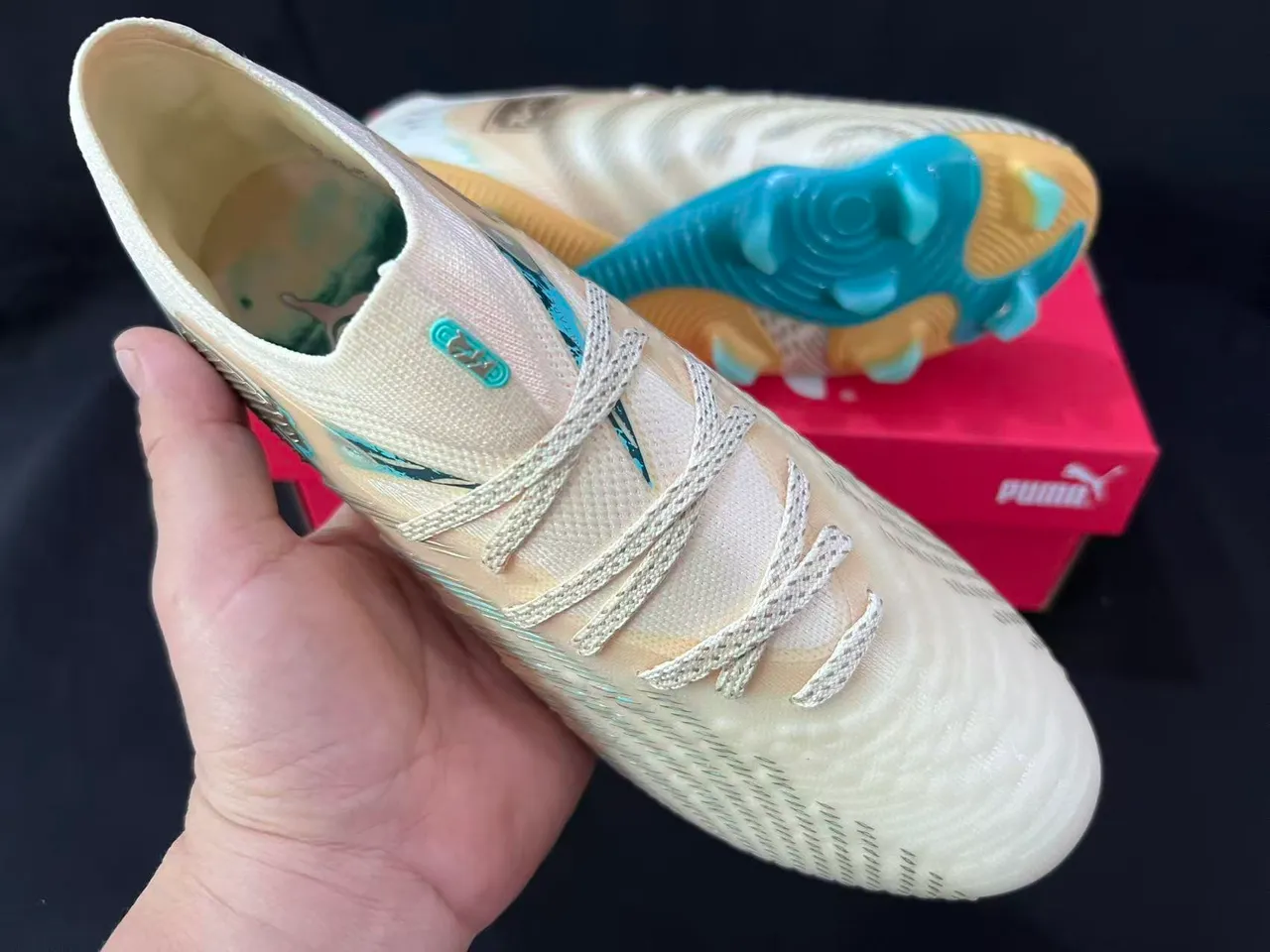 Puma Future Z Beige Bleu Empeigne Chaussette Tricotée Détail de Crête Texturée pour Terrain Ferme Chaussures de Football 3