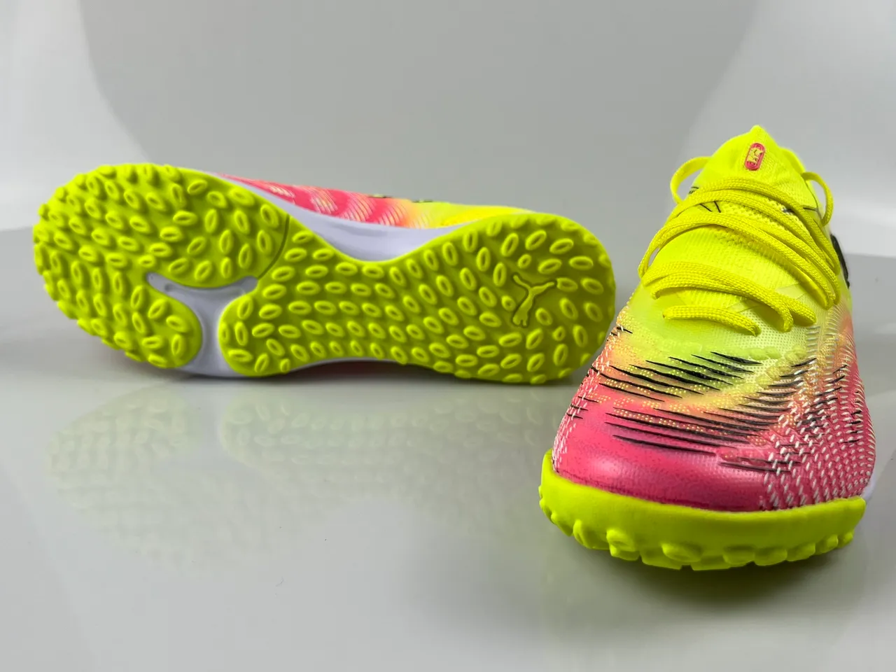 Puma Future Z أحذية كرة القدم للعشب الاصطناعي أصفر وردي منخفض القطع مع وجه علوي متدرج 8