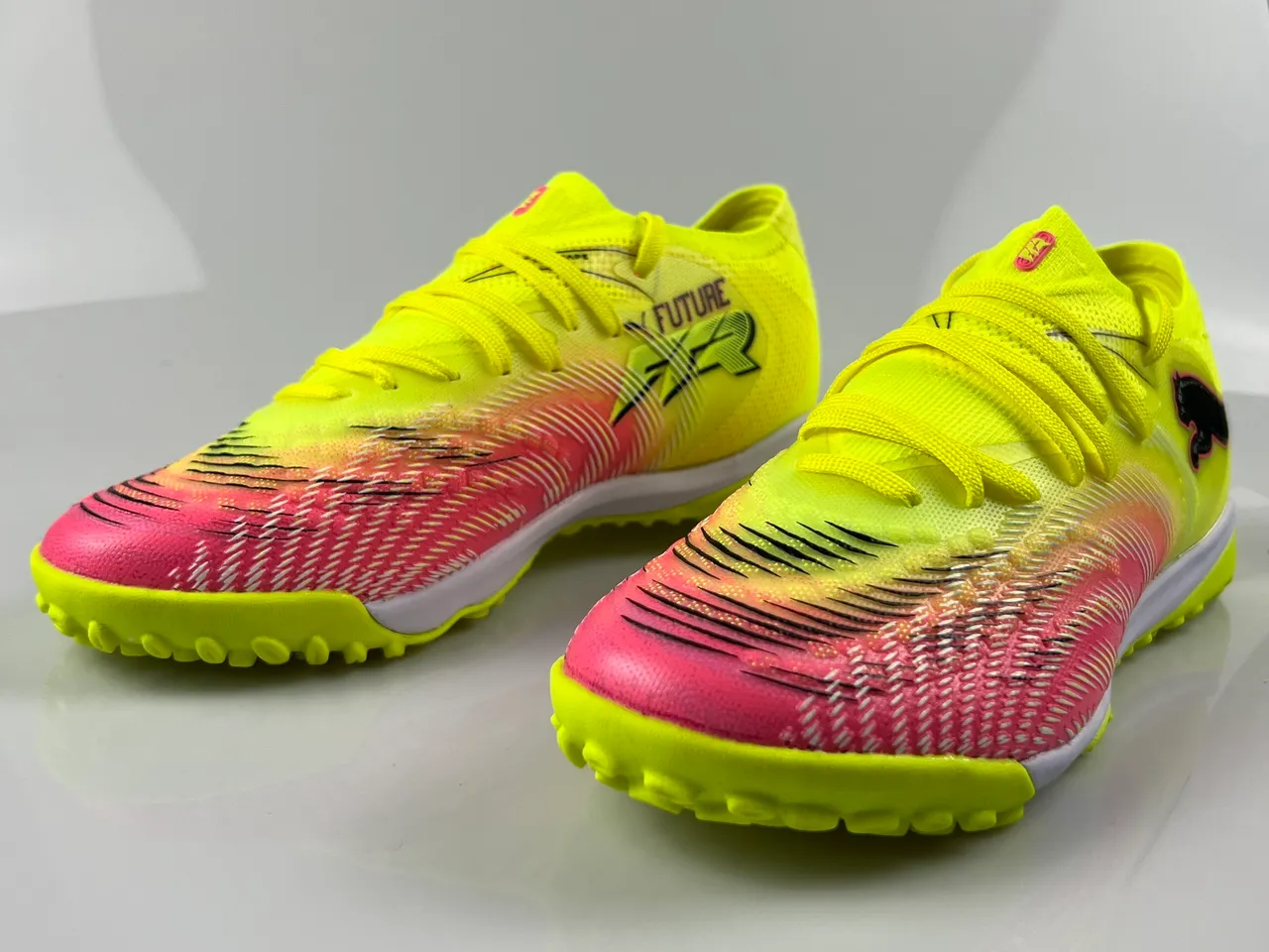 Puma Future Z أحذية كرة القدم للعشب الاصطناعي أصفر وردي منخفض القطع مع وجه علوي متدرج 9