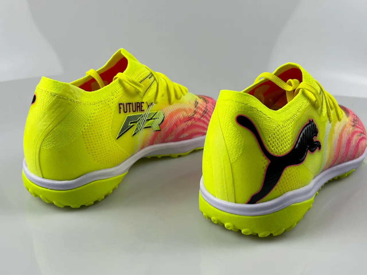 Puma Future Z أحذية كرة القدم للعشب الاصطناعي أصفر وردي منخفض القطع مع وجه علوي متدرج 10