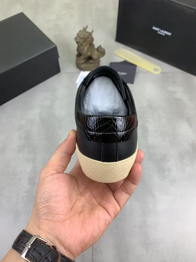 Saint Laurent Sneakers Lifestyle Noir Beige en Cuir avec Embossage de Marque 3