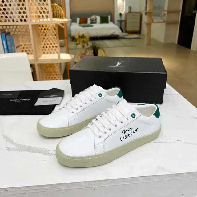 Saint Laurent logo bordado branco e verde tênis lifestyle 2
