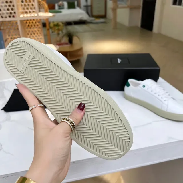 Saint Laurent logo bordado branco e verde tênis lifestyle 3