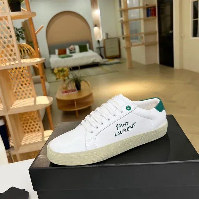 Saint Laurent logo bordado branco e verde tênis lifestyle 4