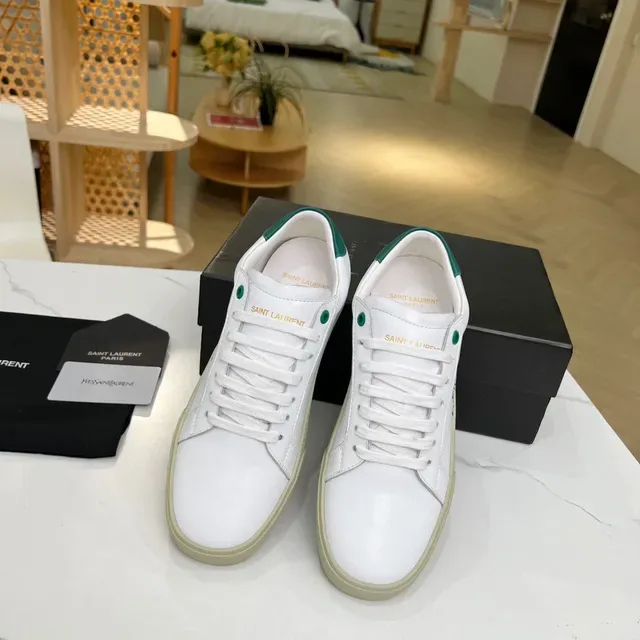 Saint Laurent logo bordado branco e verde tênis lifestyle 5