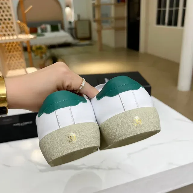 Saint Laurent logo bordado branco e verde tênis lifestyle 6