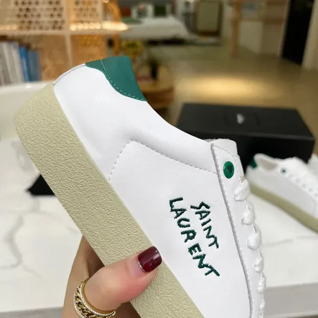 Saint Laurent logo bordado branco e verde tênis lifestyle 7