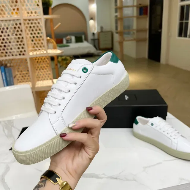 Saint Laurent logo bordado branco e verde tênis lifestyle 8