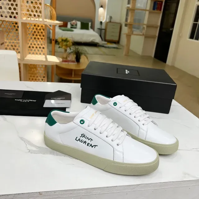 Saint Laurent logo bordado branco e verde tênis lifestyle 9