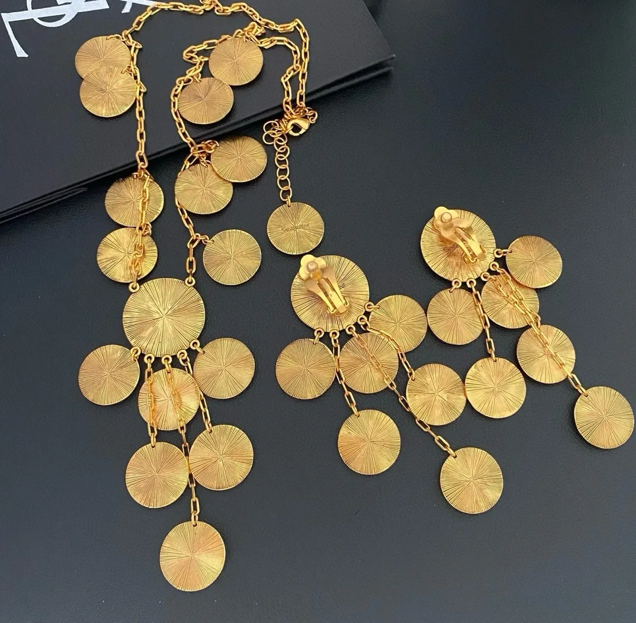 Collier Saint Laurent multi-niveaux inspiré des pièces d'or 4