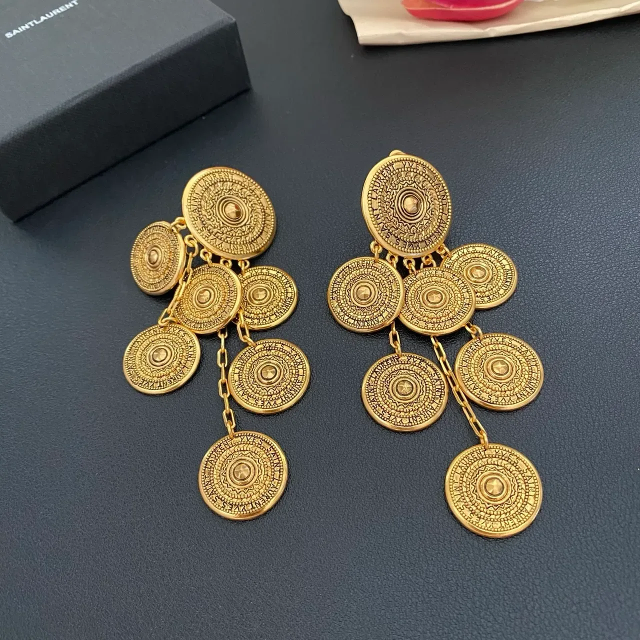 Collier Saint Laurent multi-niveaux inspiré des pièces d'or 5