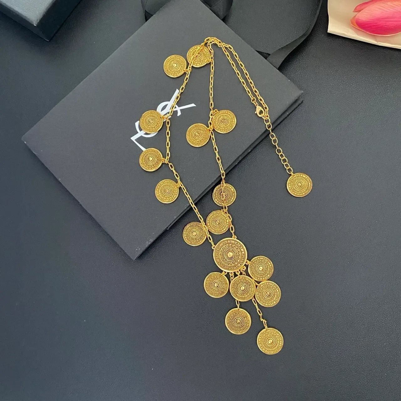 Collier Saint Laurent multi-niveaux inspiré des pièces d'or 9