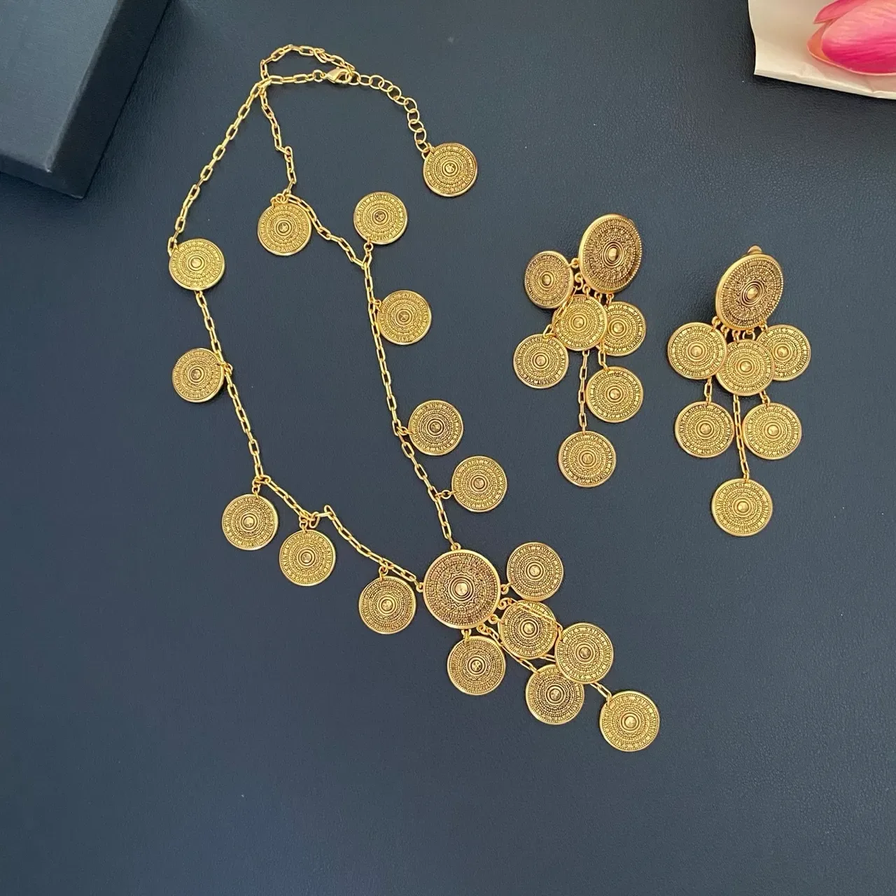 Collier Saint Laurent multi-niveaux inspiré des pièces d'or 10