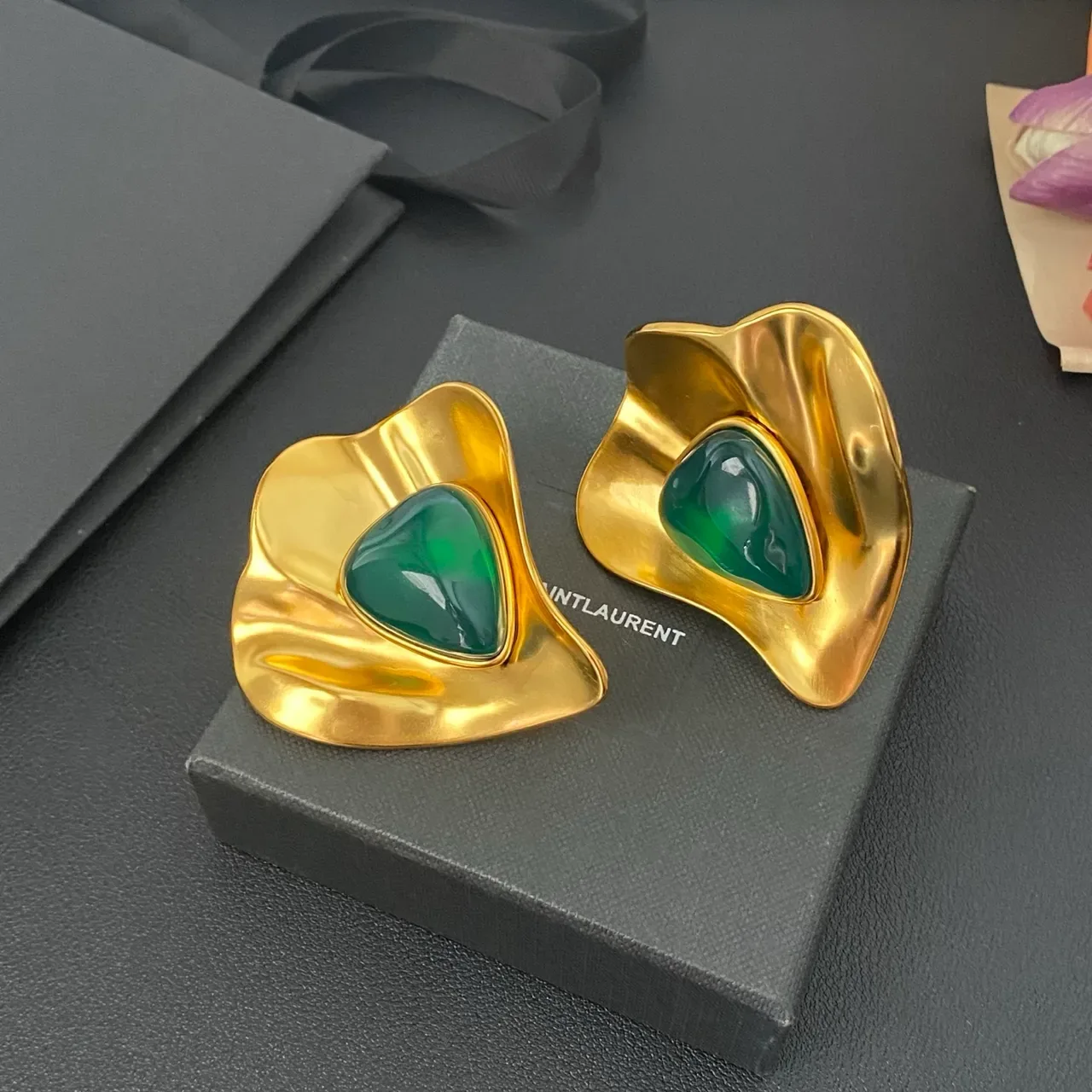 Saint Laurent Boucles d'oreilles doré vert sculptural en forme de pétale de métal pierres cabochon de résine en forme de larme 5
