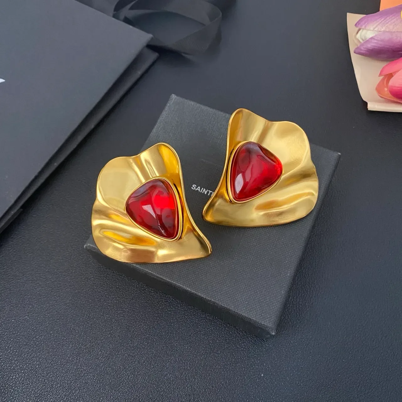 Saint Laurent Boucles d'oreilles doré vert sculptural en forme de pétale de métal pierres cabochon de résine en forme de larme 6